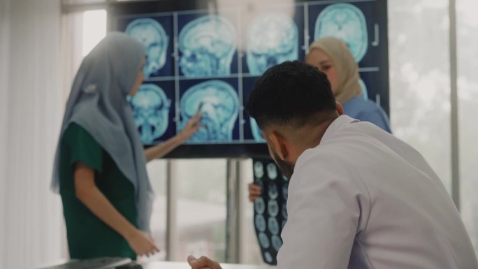 一群穆斯林医生讨论核磁共振脑部扫描。