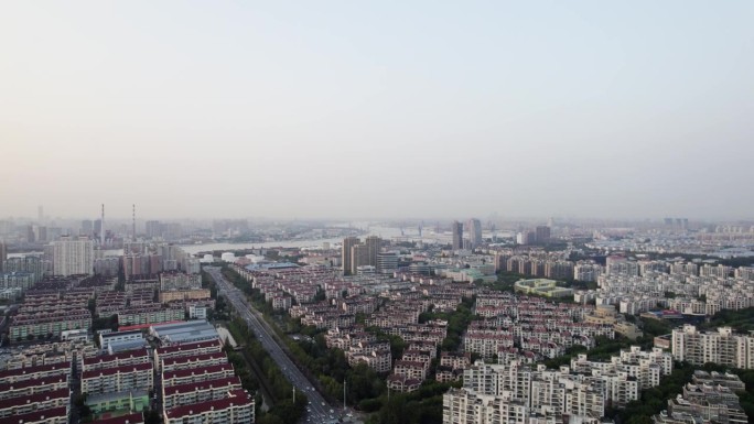 上海城市在阴霾日落的高角度视图，4k镜头360度全景视图。
