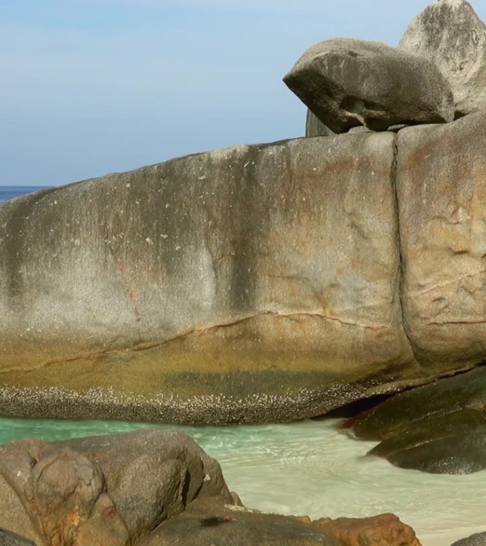 泰国斯米兰群岛岩石之间的海滩