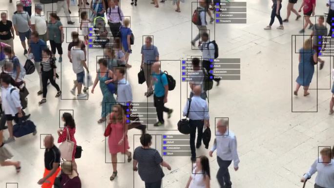 拥挤的大楼里到处都是通勤者。人工智能和面部识别被用于监控目的。显示性别、种族和衣着的个人数据。深度学
