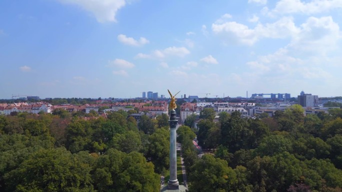 奇妙的空中俯瞰飞行
金色和平天使柱德国巴伐利亚城市慕尼黑，夏日23日晴空万里多云。无人机飞越
4k电