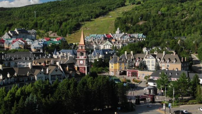 在加拿大魁北克美丽的夏日，特朗勃朗山滑雪胜地和钟楼的航拍