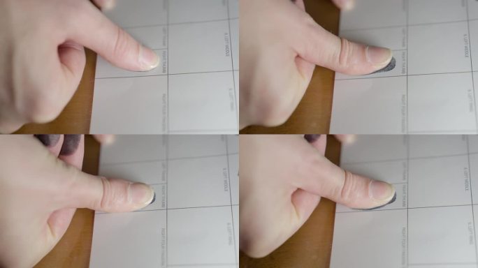 文件侧视图上的拇指指纹，靠近墨垫上的拇指指纹