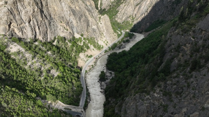川藏线与帕隆藏布穿行在峡谷中