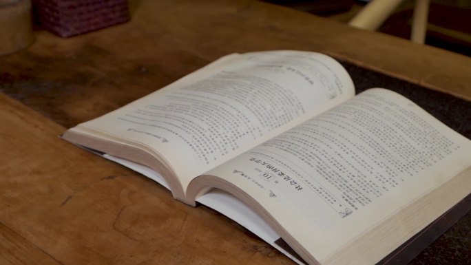 桌上书本 打开的书本 阅读