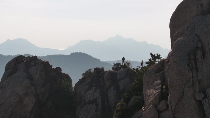 航拍飞越山东荣成石岛赤山风景区观音石秋景