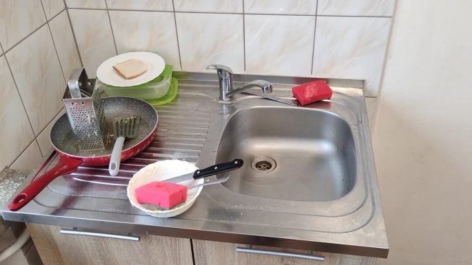 厨房乱糟糟的，洗碗池旁边的盘子也很脏