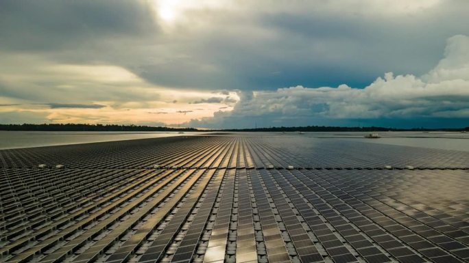 飞越漂浮的太阳能电池发电厂，太阳能电池在黄昏时在湖面上发电，航拍超延时视频