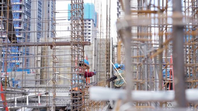 建筑工地民工忙碌的样子