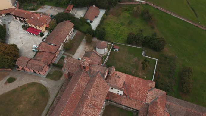 跟踪倾斜拍摄Abbazia Morimondo在伦巴第农村靠近Abbiategrasso的顶部拍摄
