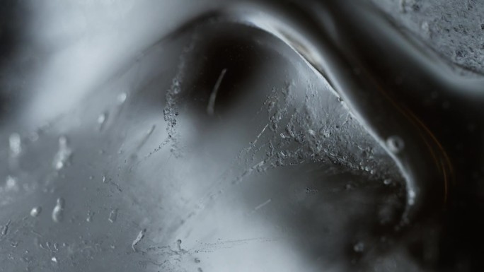 冰块在水中的特写镜头，上面有一个小气泡，复杂的元素。晶莹剔透的冰块，伴随着微小的气泡，创造出迷人的