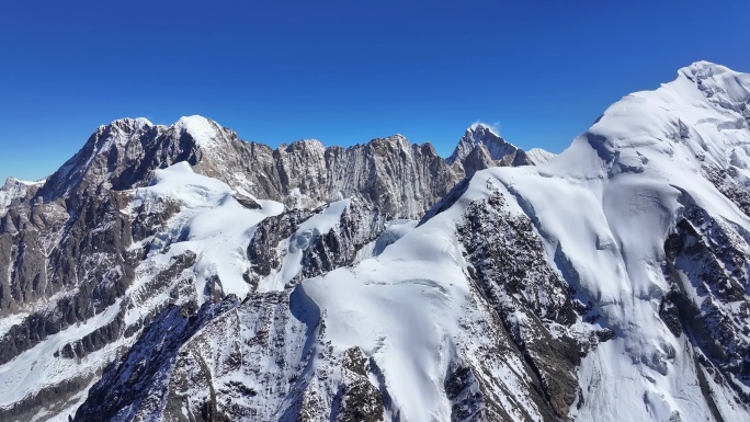 航拍四川甘孜贡嘎山区勒多曼因雪山群峰