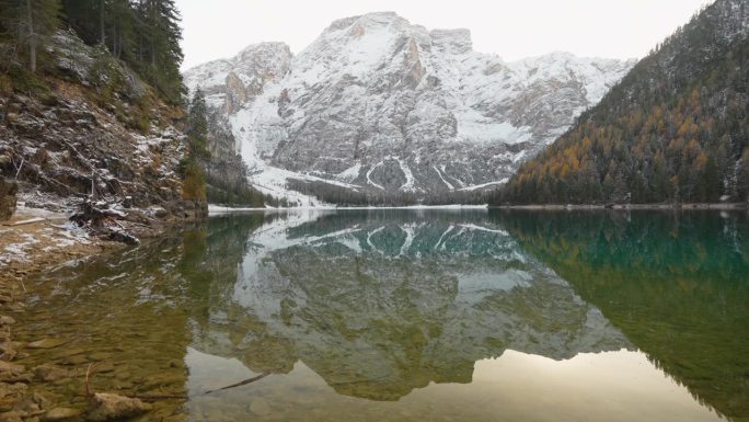 拉戈迪布雷斯湖的冬季风景