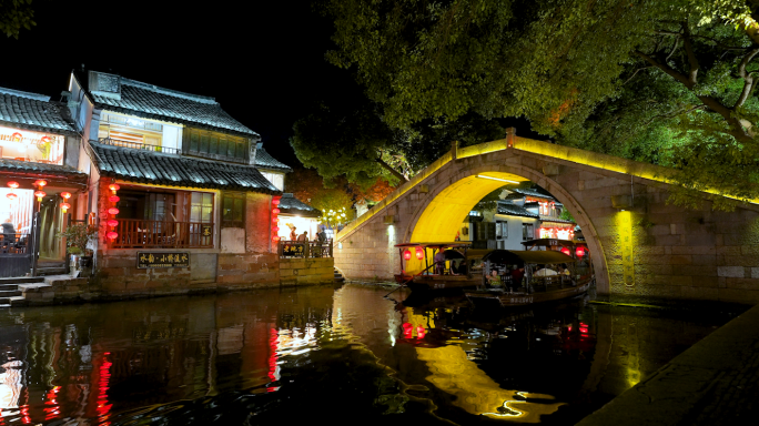 浙江嘉兴西塘古镇夜景 江南水乡 游客穿行