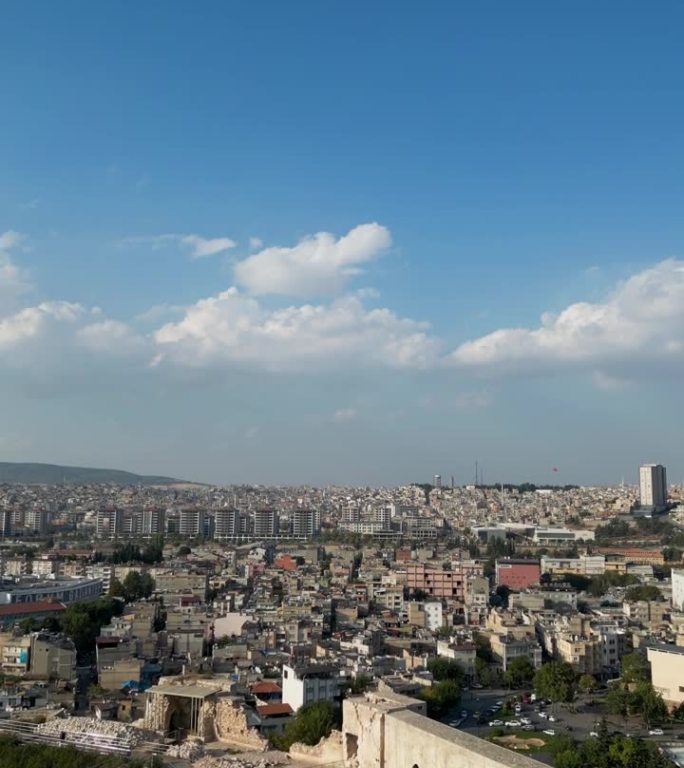 加济安泰普市和加济安泰普城堡鸟瞰图，地震后重建的建筑物