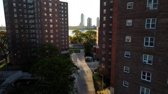 日出时纽约市住宅项目的鸟瞰图