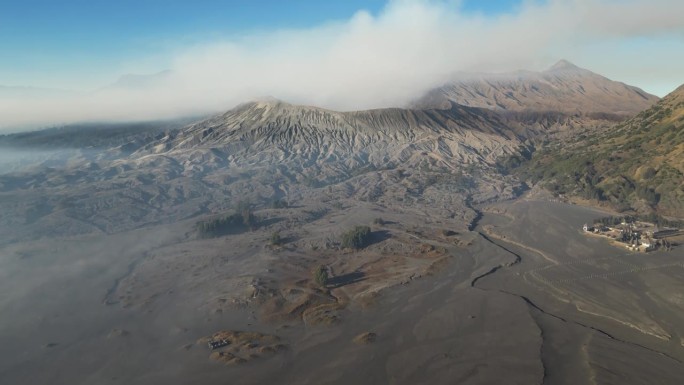 无人机飞向印尼爪哇岛的布罗莫火山