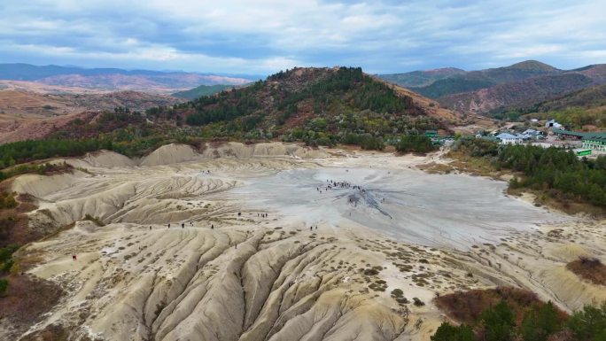 罗马尼亚Buzau县泥泞火山的旋转鸟瞰图