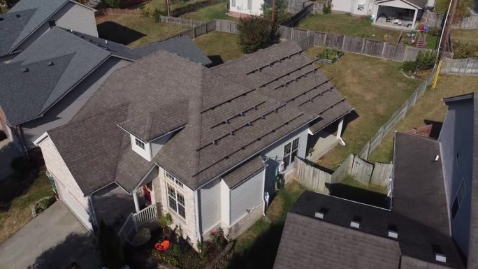 屋顶鸟瞰图，上面有架子和用于安装太阳能电池板的电源优化器