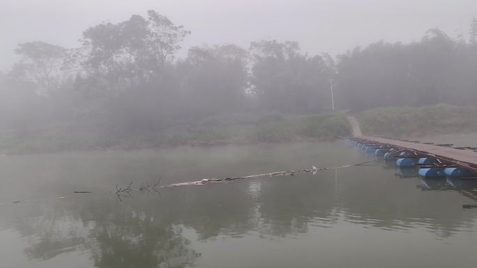 小桥河面浮桥晨雾河水浮桥蒸气升腾江面烟雾