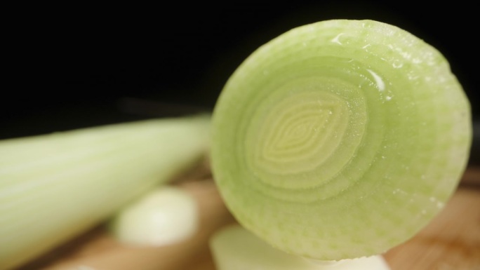 韭菜的横截面，显示其层状结构。宏变焦。