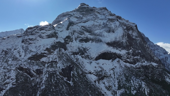 壮丽巍峨雪山航拍