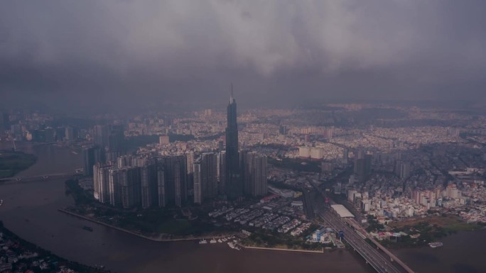 越南，云中地标建筑的空中超俯摄影。无人机以ccw方向环绕塔楼和天际线全景、西贡河和交通大桥飞行。东南