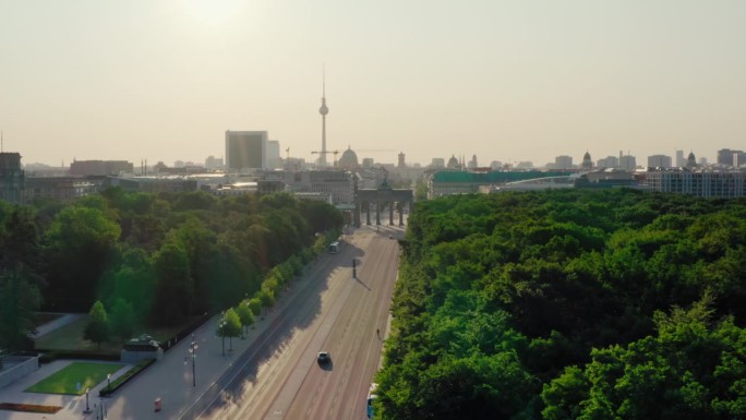 通过勃兰登堡门和电视塔鸟瞰柏林城市景观