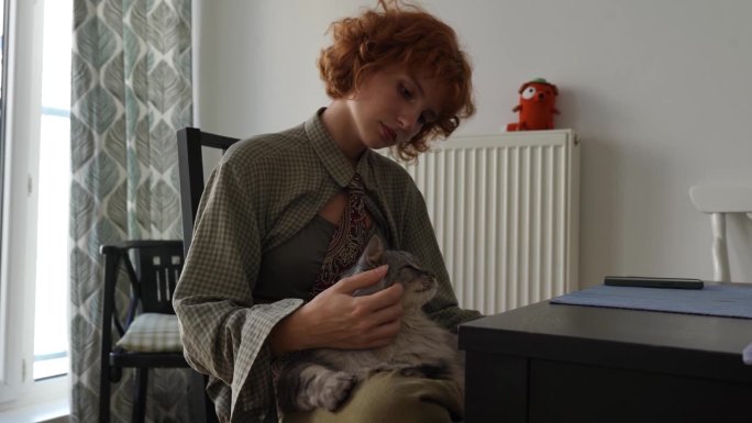 红头发的少女画像，家里养着一只宠物猫