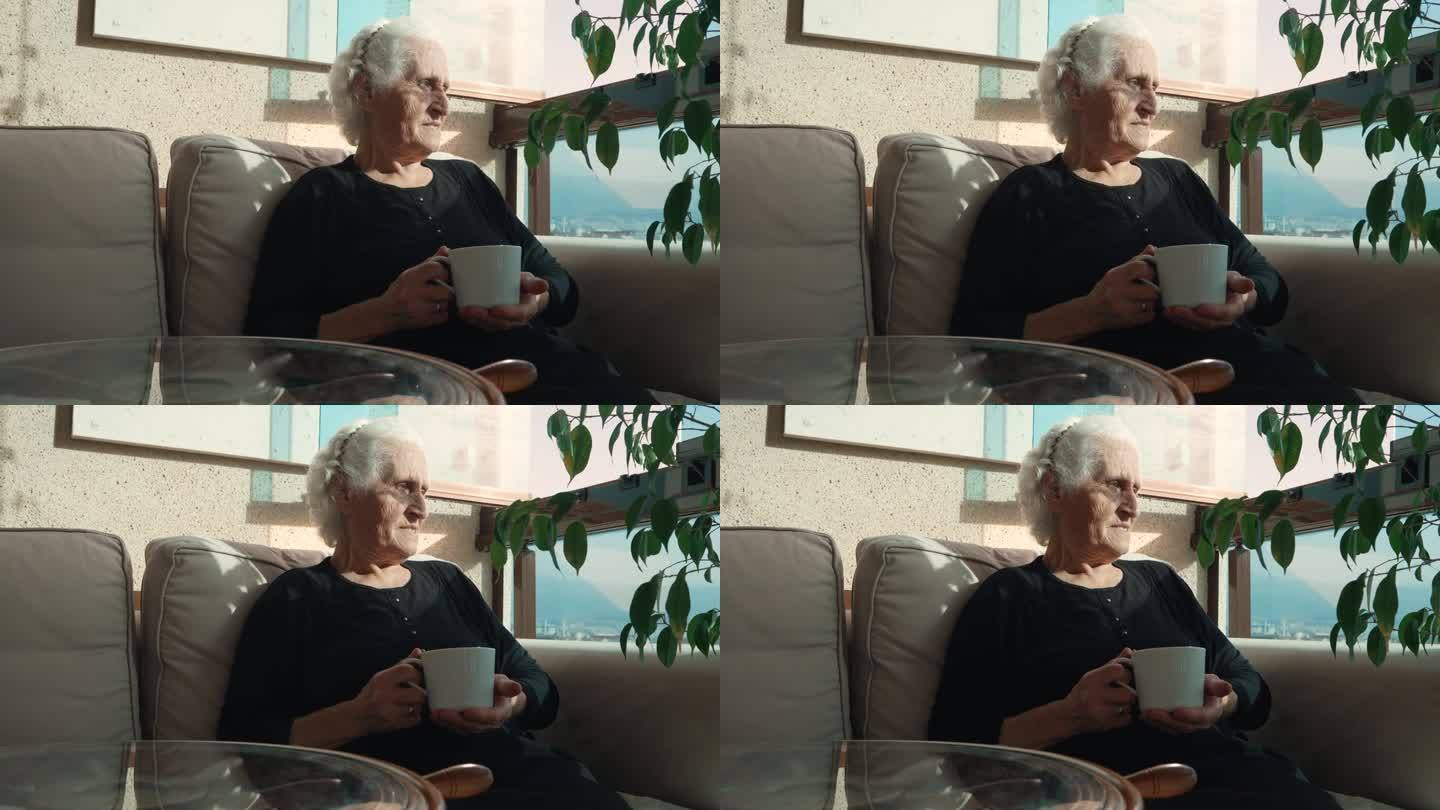 老太太喝着茶，望着窗外