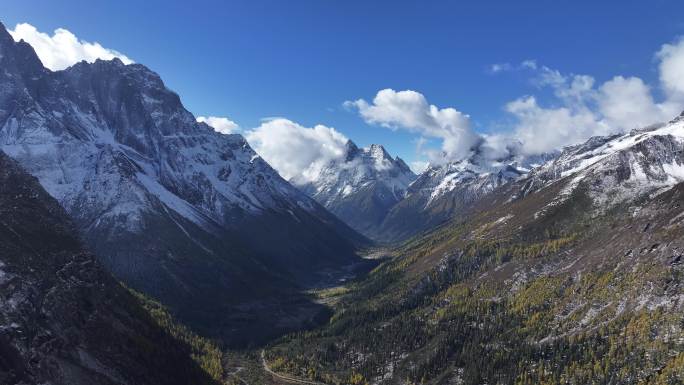 四姑娘山双桥沟雪山秋景航拍