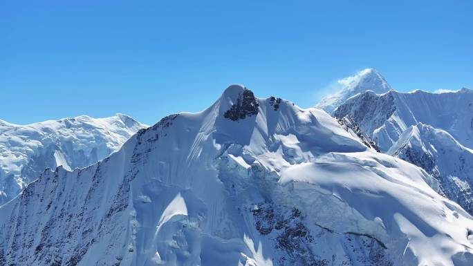 航拍贡嘎山区多戈隆巴雪山冰川风光