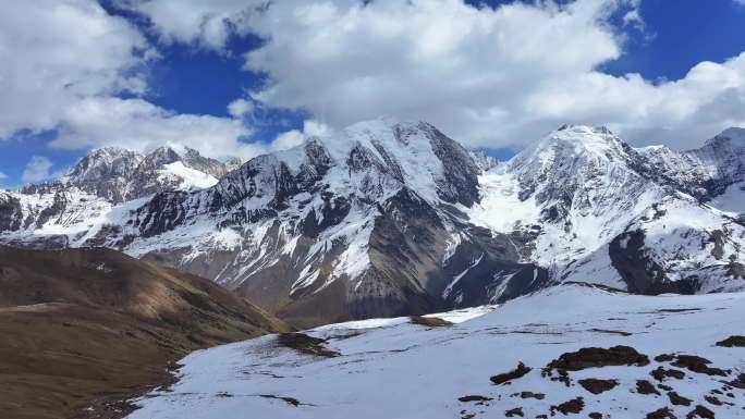 航拍四川甘孜贡嘎山区勒多曼因雪山群峰风光