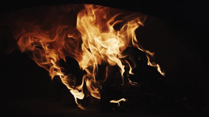 石炉，火焰从传统砖炉内的柴火中喷出