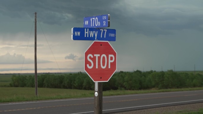 弗林特山高速公路上的停车标志，远处有雷暴和雨云