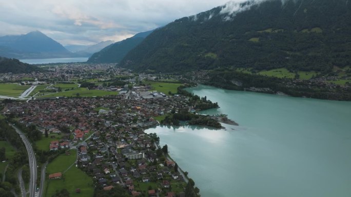 瑞士伯尔尼州布里恩泽泽湖畔的鸟瞰图。