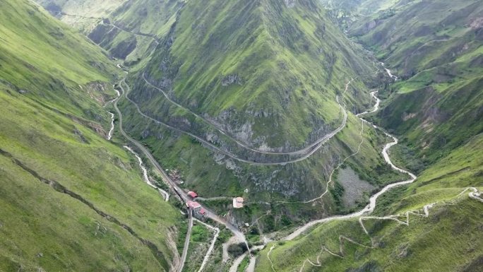 纳里兹·德尔·迪亚波罗的航拍图，魔鬼的鼻子，厄瓜多尔安第斯山脉的一条著名的铁路，非常陡峭，它必须在山