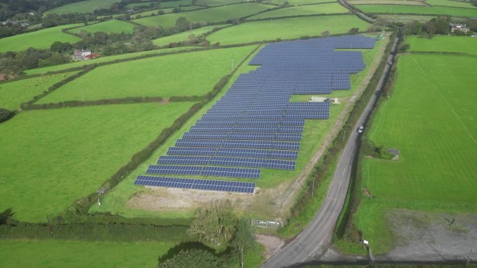 英国南德文郡王桥:无人机视角:太阳能电池板农场和橄榄球联盟运动场地(剪辑1)