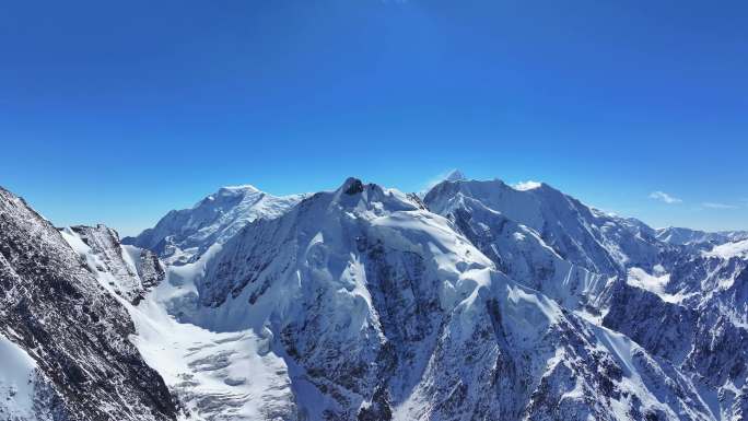 航拍贡嘎山区多戈隆巴雪山冰川风光