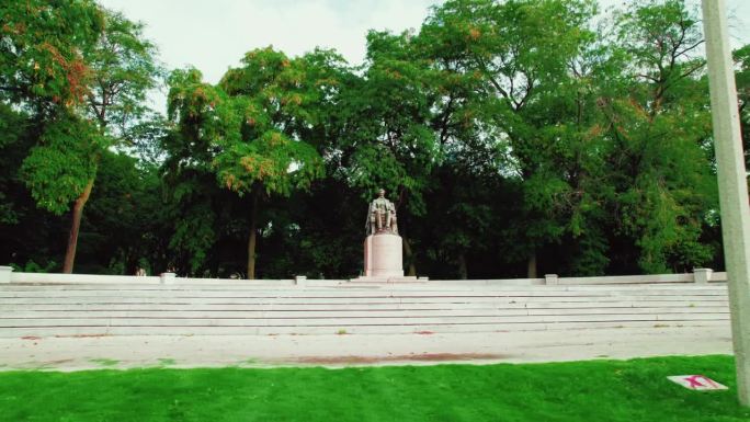 伊利诺斯州芝加哥市中心亚伯拉罕·林肯纪念碑的美丽航拍图。格兰特公园被树木环绕。轨道电影天线。低角度，