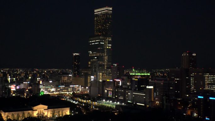 日本，大阪:夜晚的安倍野春光大厦。