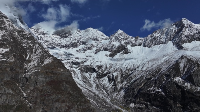 壮丽巍峨雪山航拍