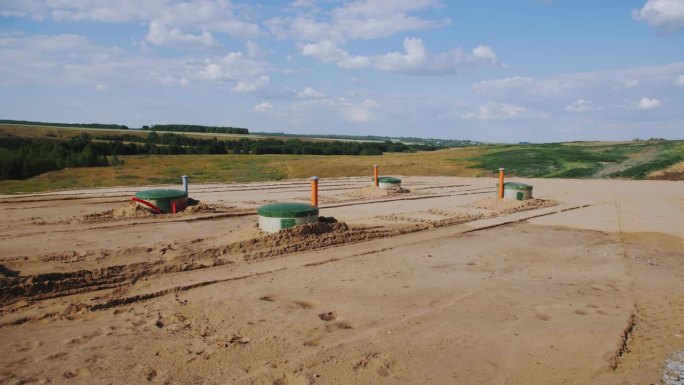 大型蓄水池和管道在农村的土地上挖掘