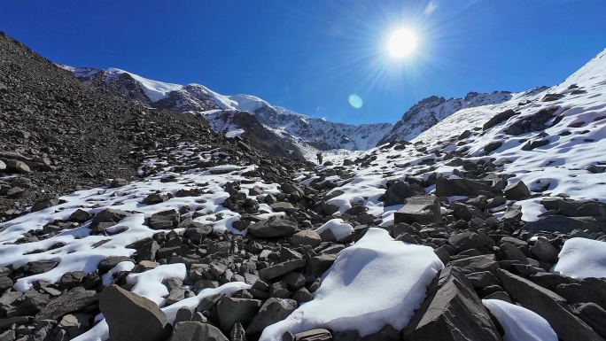 攀登贡嘎山区勒多曼因雪山的登山者徒步进山