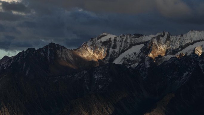 极致雪山日照