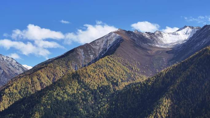 川西高原雪山秋景航拍