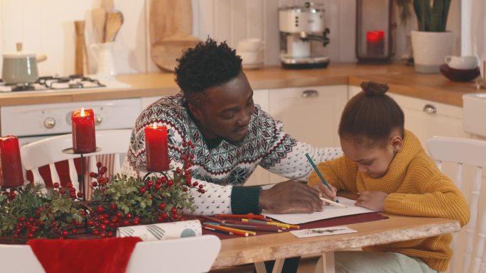 父亲和女儿在温馨之家给圣诞老人写信