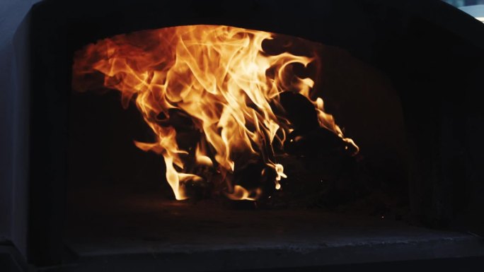 石炉，火焰从传统砖炉内的柴火中喷出