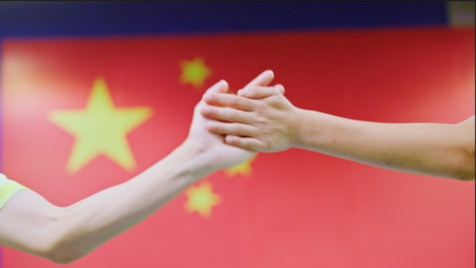 旗帜背景下击掌鼓励