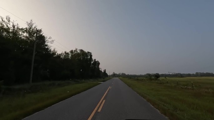 在森林覆盖的农业区，开车经过空旷的乡村公路上的“干活的人”标志时，司机看到的景象